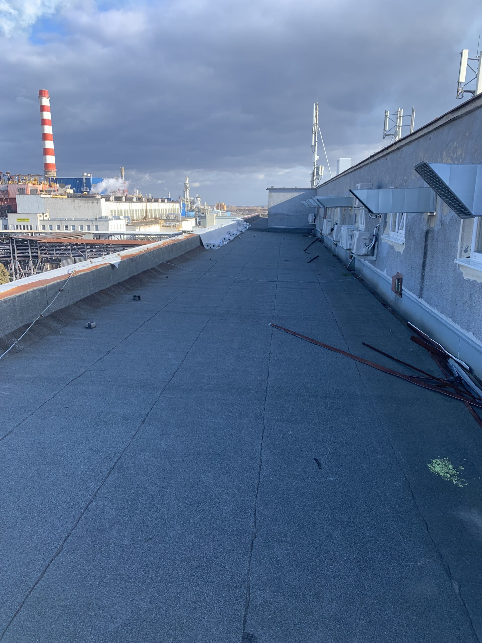 Plochá strecha pred opravou – Slovnaft Bratislava