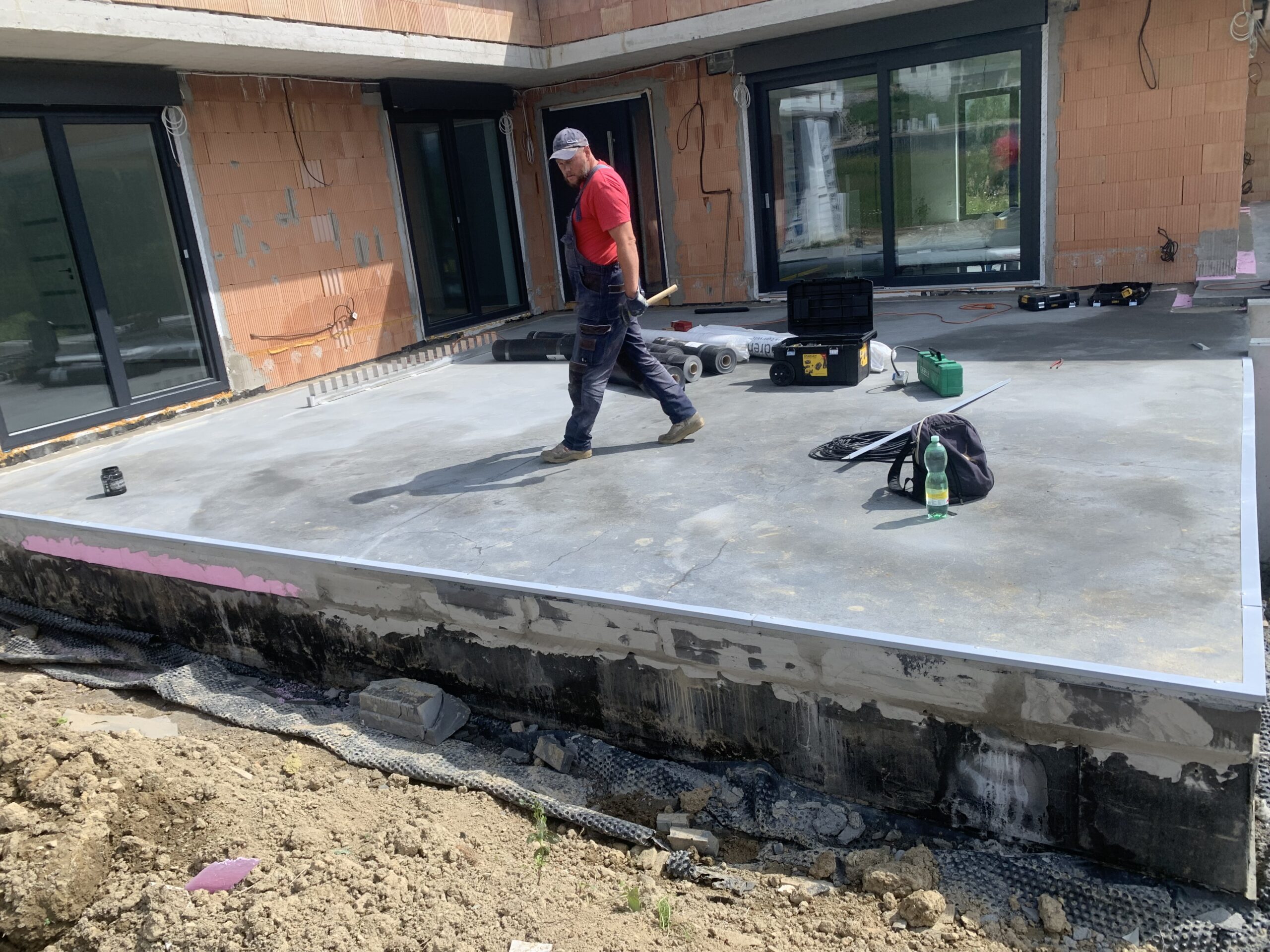 Plochá strecha pred opravou – Oravská Polhora, Rodinný dom