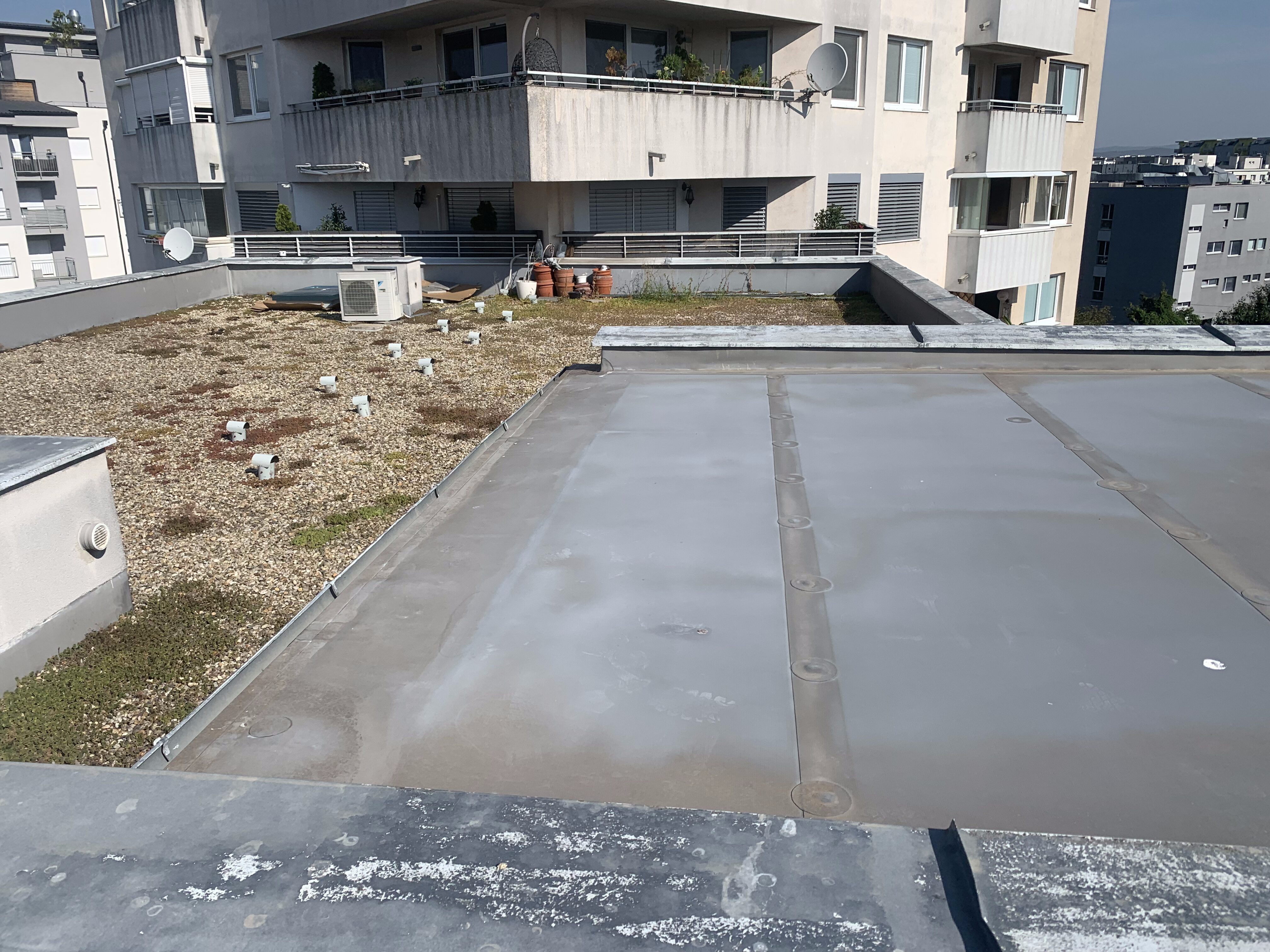 Plochá strecha pred opravou – [Bratislava, Bytový dom -Oprava hydroizolácie plochej strechy]