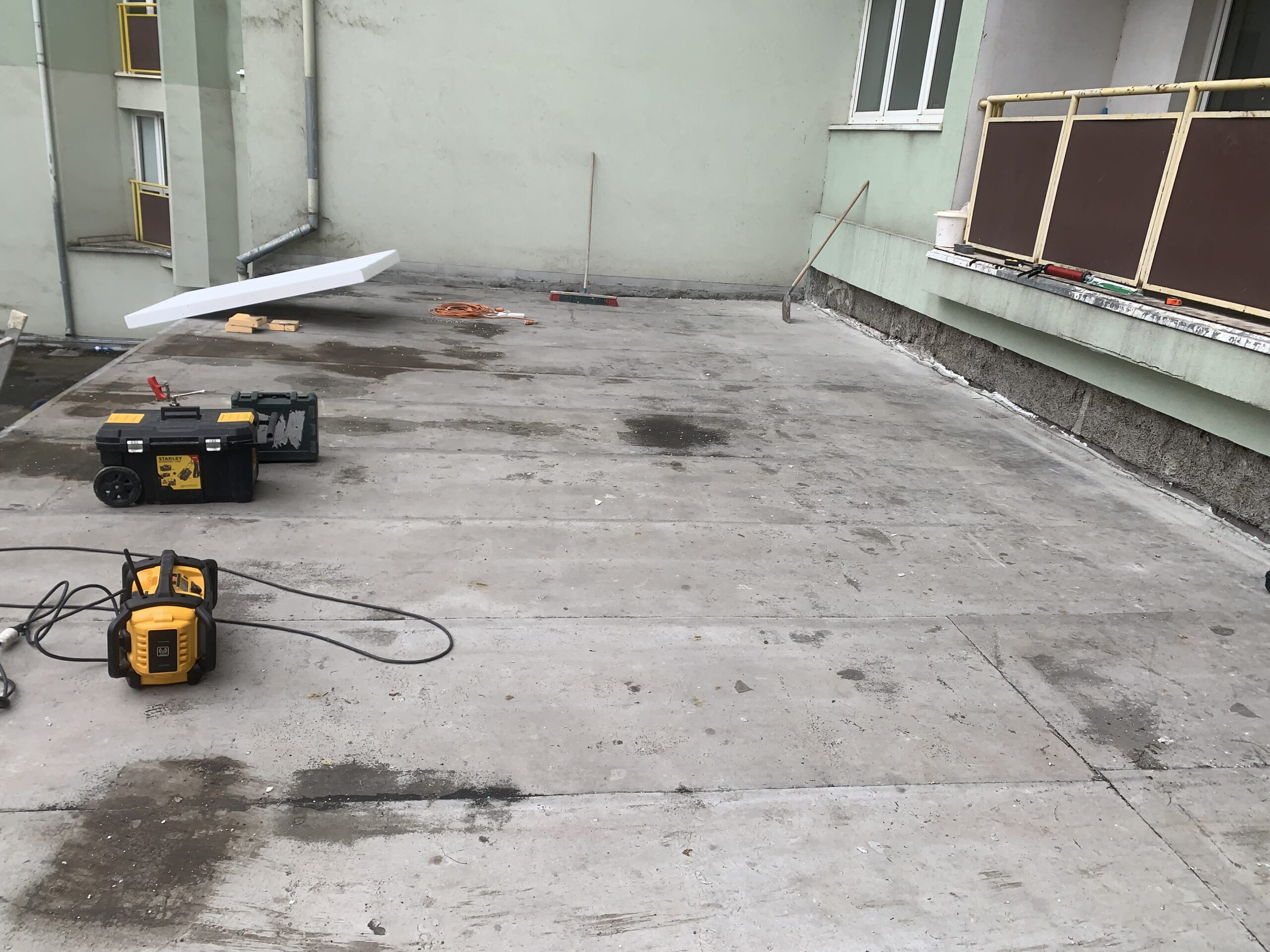 Plochá strecha pred opravou (Gattendorf, Rodinný dom) – MyRoof