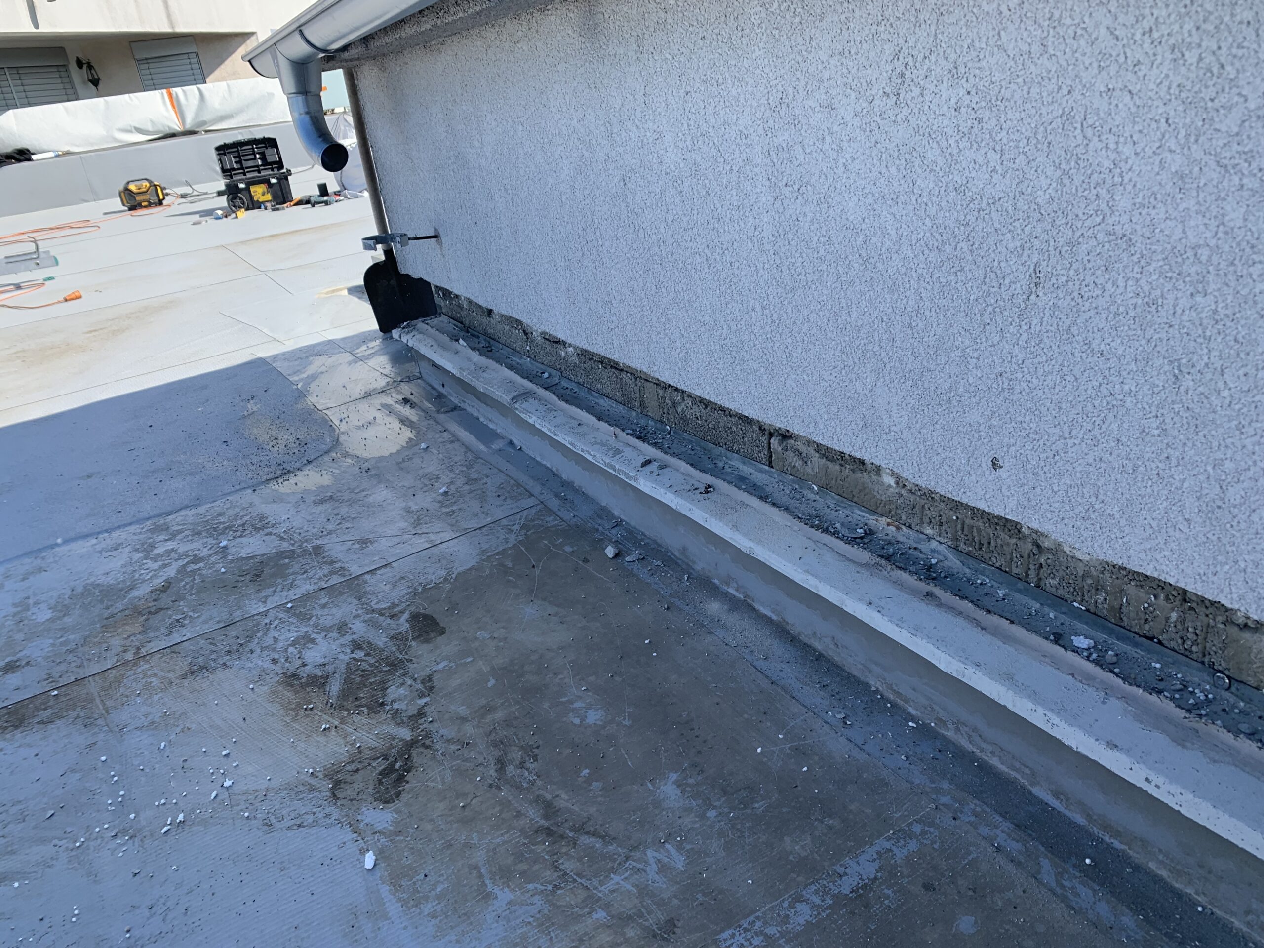 Plochá strecha pred opravou – z iného pohľadu (Bratislava, Bytový dom) – MyRoof