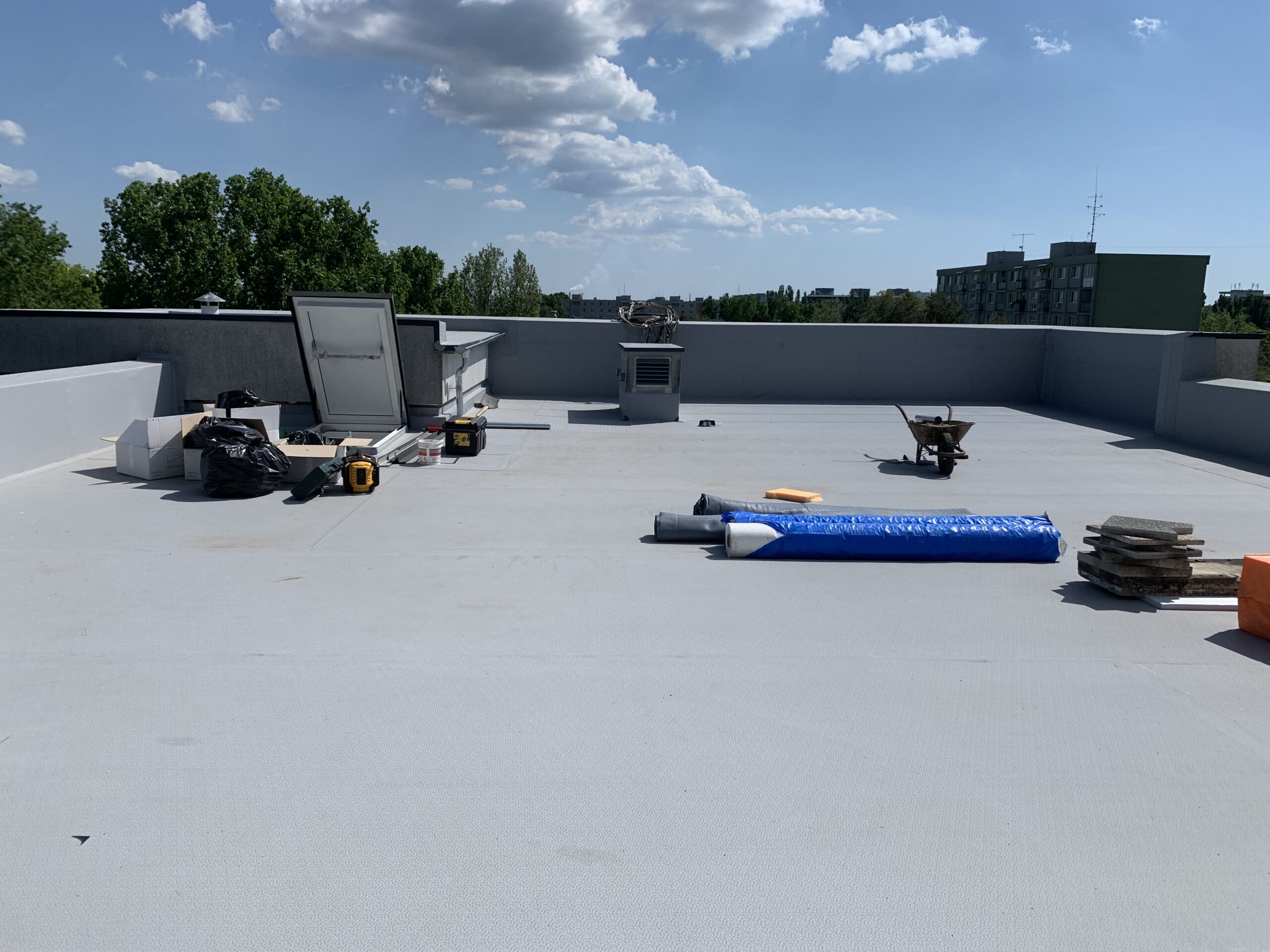 Plochá strecha po oprave – z iného pohľadu (Bratislava, Bytový dom) – MyRoof