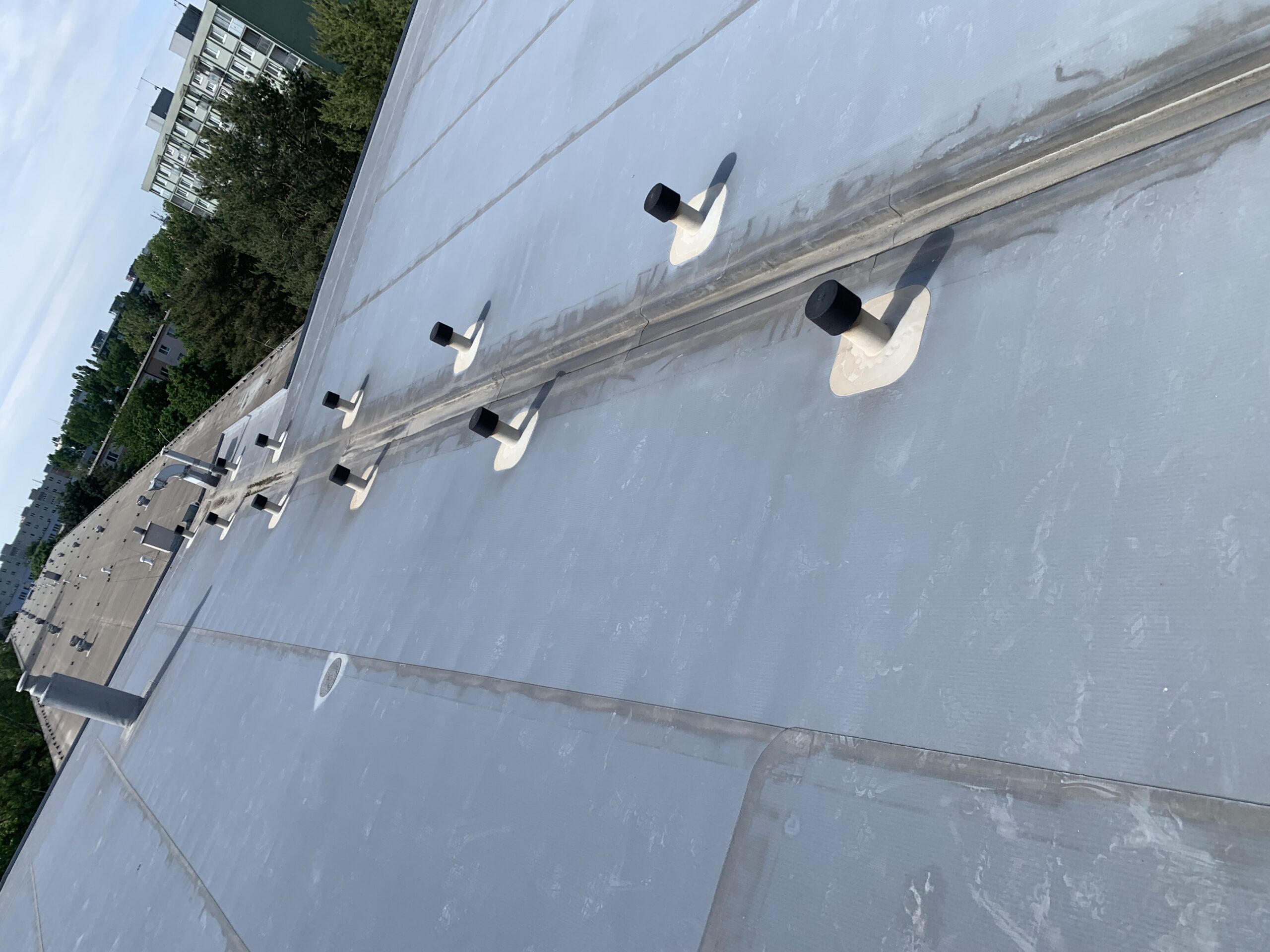 Plochá strecha pred opravou (Bratislava, Bytový dom) – MyRoof