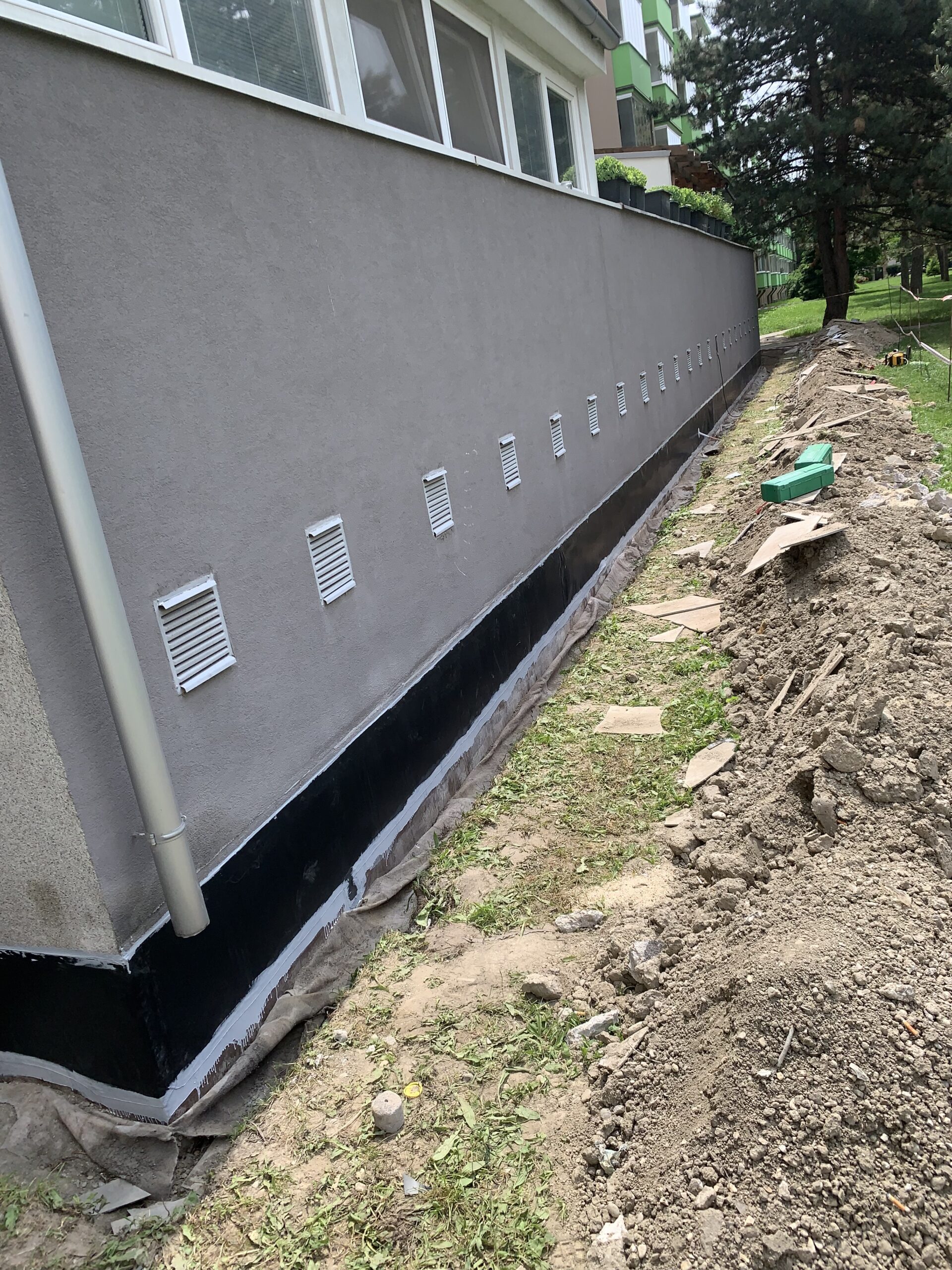 Spodná izolácia základov pred odpájaním (Bratislava, Bytový dom) – MyRoof