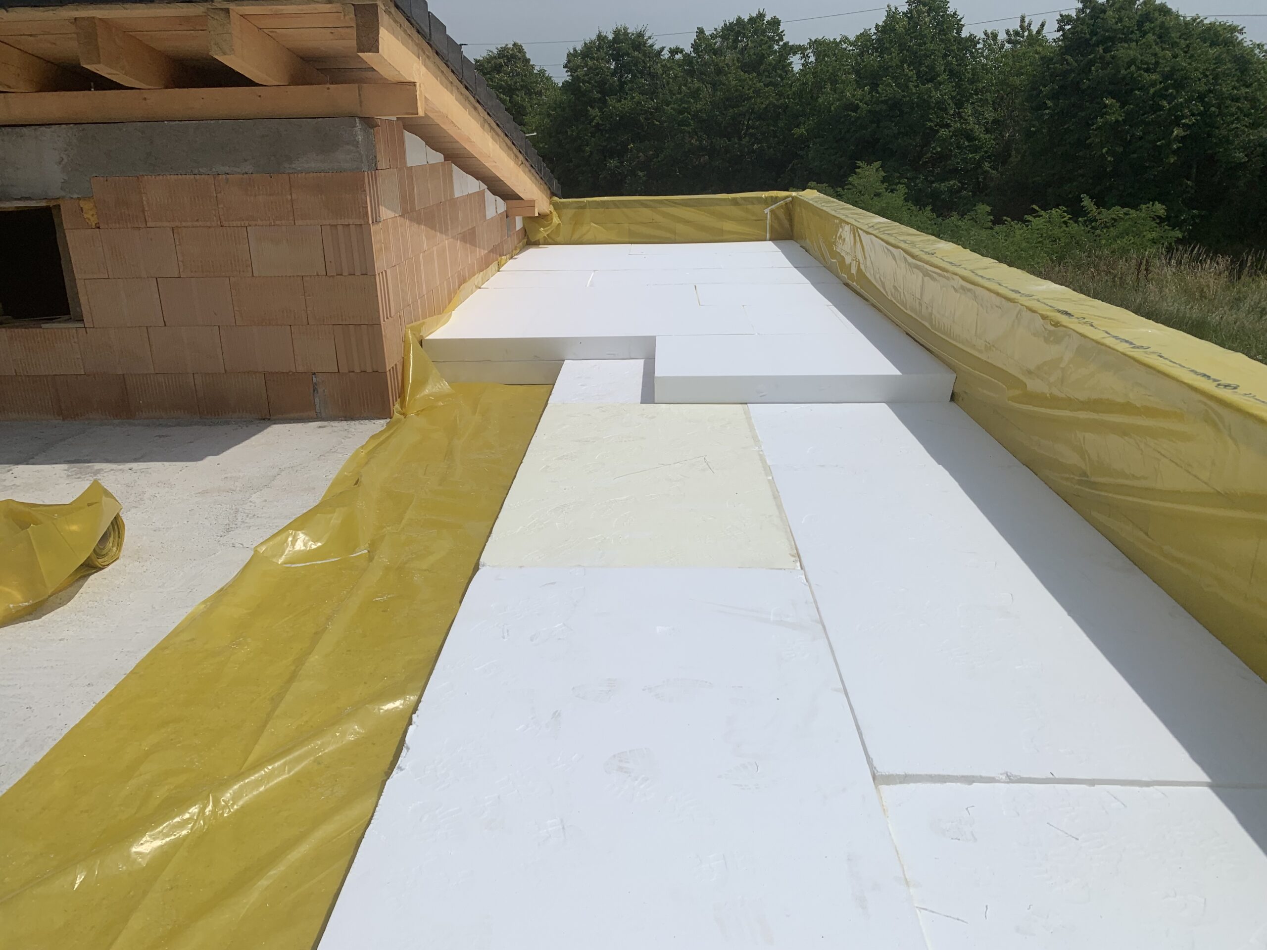 Plochá strecha pred opravou (Bratislava, Bytový dom) – MyRoof