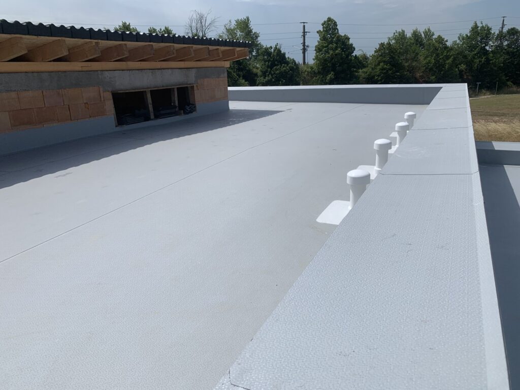 Plochá strecha po oprave (Bratislava, Bytový dom) – MyRoof