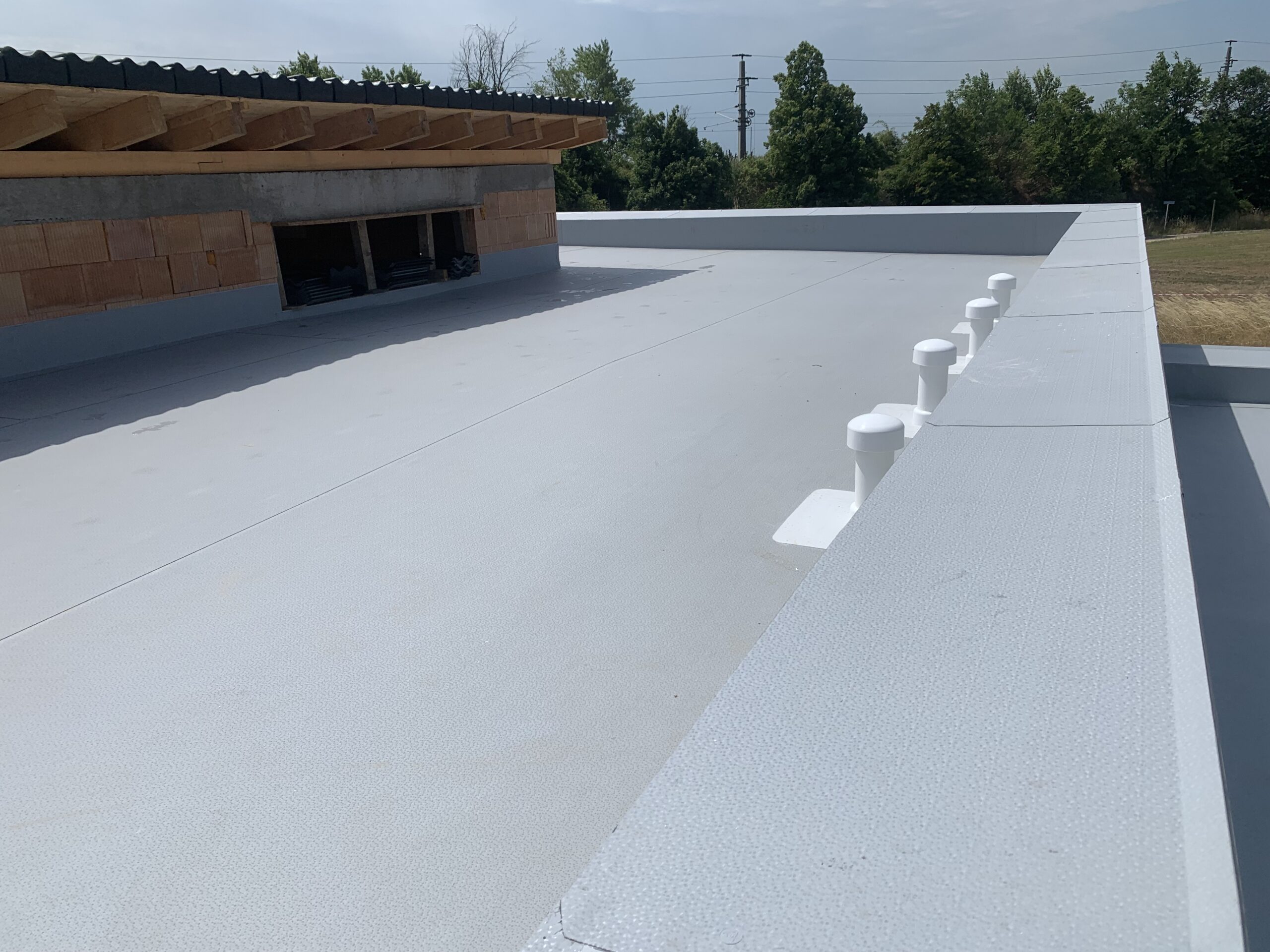 Plochá strecha po oprave (Bratislava, Bytový dom) – MyRoof