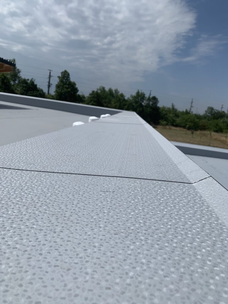 Atiky na plochej streche – detail hydroizolácie a ukončenia strechy