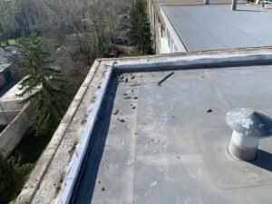 tará hydroizolácia na plochej streche s prasklinami a zatekajúcimi miestami